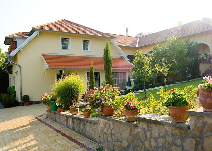 Hársfa Szálló Tamási